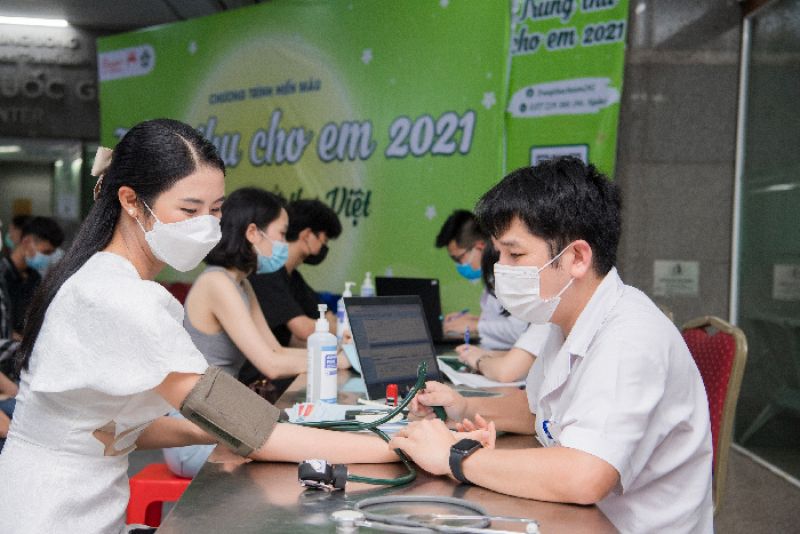 Ngọc H&acirc;n đi hiến m&aacute;u sau thời gian gi&atilde;n c&aacute;ch